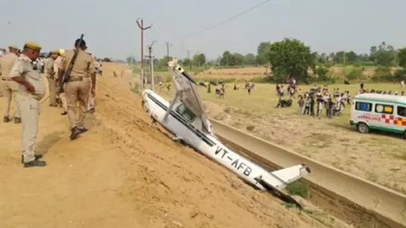 ভারতে বৈদ্যুতিক তারে ধাক্কা লেগে বিমান বিধ্বস্ত, নারী পাইলট আহত
